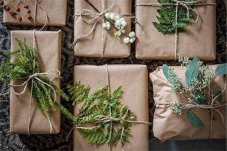 simsearch:614-08869875,k - Sweden, Wrapped Christmas presents with twigs Photographie de stock - Premium Libres de Droits, Code: 6126-08635357