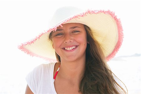 simsearch:6126-08635302,k - Sweden, Stockholms Archipelago, Sodermanland, Portrait of smiling girl (12-13) in sunhat Photographie de stock - Premium Libres de Droits, Code: 6126-08635307