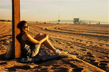 simsearch:6126-08635314,k - USA, California, Los Angeles, Santa Monica, Mid adult woman sitting on beach Stock Photo - Premium Royalty-Free, Code: 6126-08635314