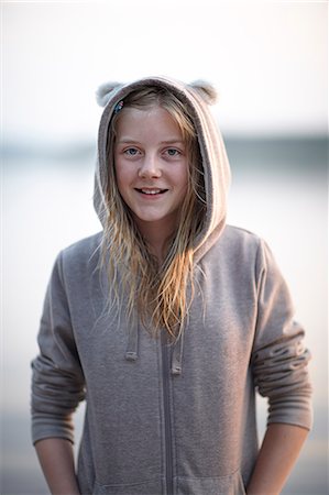 Sweden, Dalarna, Siljan, Girl (12-13) wearing bear print hoodie Foto de stock - Sin royalties Premium, Código: 6126-08635320