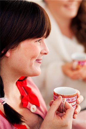 simsearch:6126-08644371,k - Sweden, Uppland, Side view of woman drinking mulled wine at christmas Photographie de stock - Premium Libres de Droits, Code: 6126-08635327