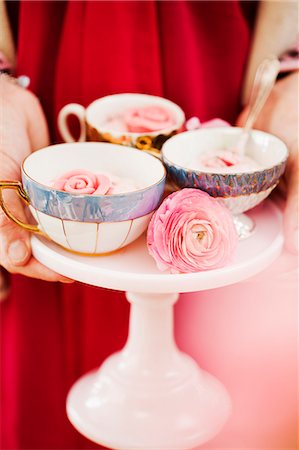 simsearch:6126-08644371,k - Sweden, Woman holding cake stand with cups with marzipan roses Photographie de stock - Premium Libres de Droits, Code: 6126-08635331