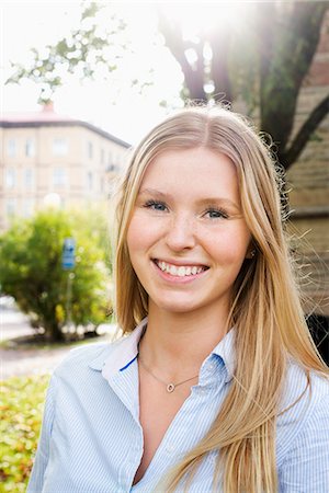 european city people - Sweden, Vastra Gotaland, Gothenburg, School of Business, Economics and Law, Portrait of young woman standing by university Stock Photo - Premium Royalty-Free, Code: 6126-08635483