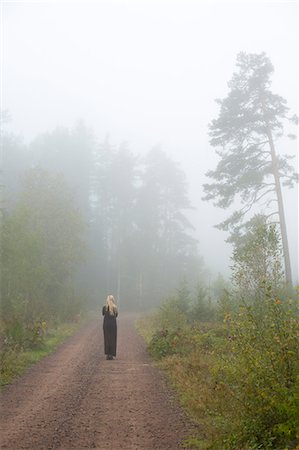 simsearch:6126-08659161,k - Sweden, Ostergotland, Woman walking in fog in countryside Photographie de stock - Premium Libres de Droits, Code: 6126-08635556