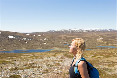 simsearch:6126-08659254,k - Sweden, Dalarna, Grovelsjon, Woman on mountain plateau Fotografie stock - Premium Royalty-Free, Codice: 6126-08635569