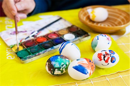 peindre les oeufs de pâques - Man decorating Easter eggs Photographie de stock - Premium Libres de Droits, Code: 6126-08635582