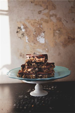 simsearch:614-06814103,k - Chocolate cake with nuts on table Stock Photo - Premium Royalty-Free, Code: 6126-08635674