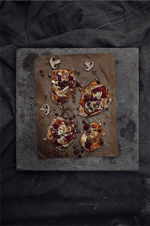 simsearch:6126-08635665,k - Pizza on cutting board Fotografie stock - Premium Royalty-Free, Codice: 6126-08635695