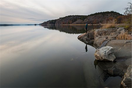 simsearch:6126-09103917,k - Sweden, Ostergotland, Woman looking at view at Slatbaken lake Foto de stock - Sin royalties Premium, Código: 6126-08635615