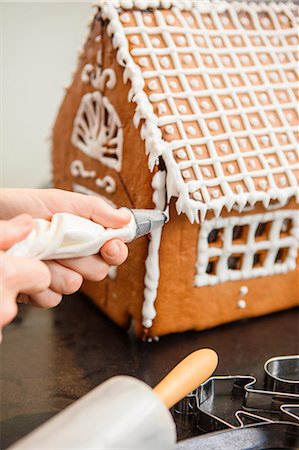 Woman making gingerbread house Stock Photo - Premium Royalty-Free, Code: 6126-08635633