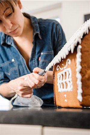 Woman making gingerbread house Fotografie stock - Premium Royalty-Free, Codice: 6126-08635630