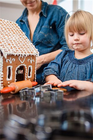 Mother and daughter (4-5) making gingerbread house Stock Photo - Premium Royalty-Free, Code: 6126-08635632