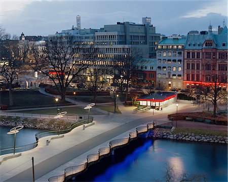 simsearch:6102-08882358,k - Sweden, Skane, Malmo, Sodertull, Bridge over canal at dusk Fotografie stock - Premium Royalty-Free, Codice: 6126-08635783