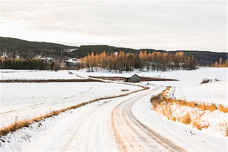 USA, Dalarna, Jarvso, Dirt road covered with snow under cloudy sky Photographie de stock - Premium Libres de Droits, Code: 6126-08635941