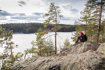 simsearch:6126-08635308,k - Sweden, Narke, Kilsbergen, Mature hiker looking at forest Foto de stock - Sin royalties Premium, Código: 6126-08636053