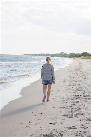 simsearch:6126-08659254,k - Sweden, Skane, Soderslatt, Beddinge, Rear view of mature woman walking on beach Fotografie stock - Premium Royalty-Free, Codice: 6126-08636071