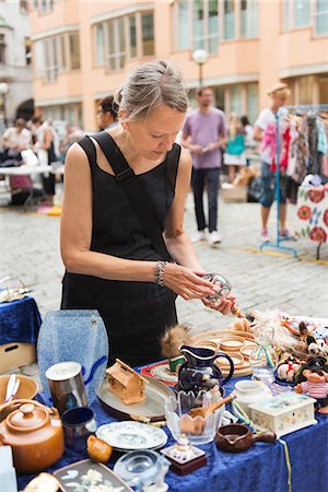 simsearch:6126-08636090,k - Sweden, Stockholm, Normalm, Blasieholmstorg, Portrait of mature woman choosing tableware at flea market Foto de stock - Sin royalties Premium, Código: 6126-08636090