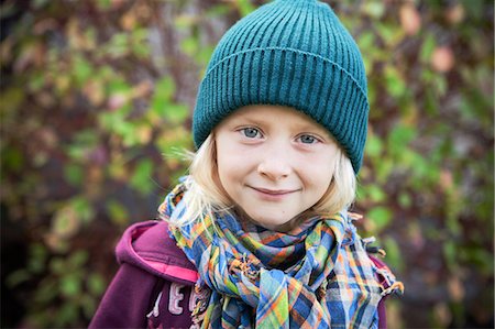 simsearch:6126-08644715,k - Sweden, Portrait of girl (6-7) in autumn Foto de stock - Sin royalties Premium, Código: 6126-08636001