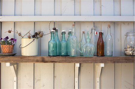 scandinavian cuisine - Sweden, Bottles on shelf in shed Foto de stock - Sin royalties Premium, Código: 6126-08636030