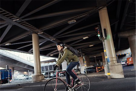 Sweden, Sodermanland, Stockholm, Sodermalm, Slussen, Mid adult man cycling in city Photographie de stock - Premium Libres de Droits, Code: 6126-08636141