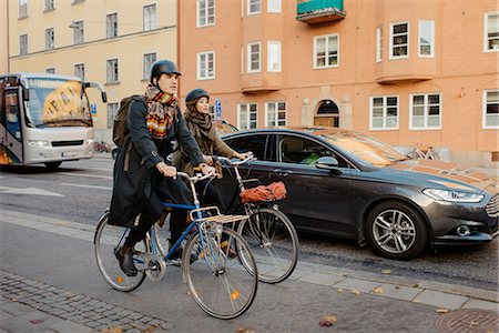 simsearch:6126-08636341,k - Sweden, Uppland, Stockholm, Vasatan, Sankt Eriksgatan, Man and woman cycling on city street Photographie de stock - Premium Libres de Droits, Code: 6126-08636171