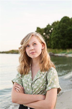 simsearch:6126-08636185,k - Sweden, Blekinge, Hallevik, Portrait of teenage girl (16-17) standing on beach Foto de stock - Sin royalties Premium, Código: 6126-08636185