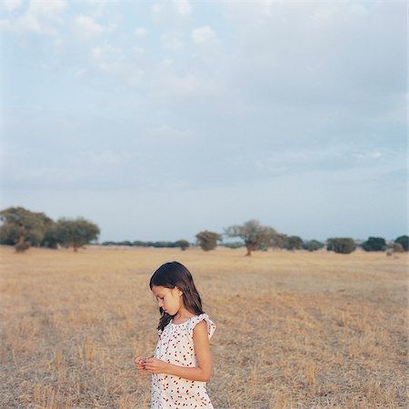 simsearch:6126-08636115,k - Portugal, Alentejo, Castro Verde, Portrait of girl (6-7) in field Photographie de stock - Premium Libres de Droits, Code: 6126-08636115