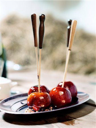 simsearch:6126-08643018,k - Sweden, Chocolate dipped cherries Photographie de stock - Premium Libres de Droits, Code: 6126-08636250