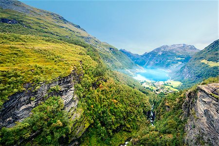 simsearch:6126-08636296,k - Norway, More og Romsdal, Sunnmore, Geiranger, View along wooded canyon with misty lake Foto de stock - Royalty Free Premium, Número: 6126-08636291