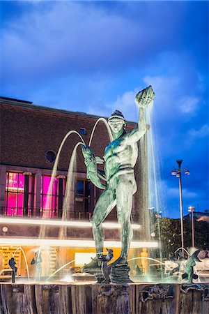 simsearch:700-03659295,k - Sweden, Gothenburg, Gotaplatsen with statue of Poseidon in fountain at dusk Foto de stock - Sin royalties Premium, Código: 6126-08636388