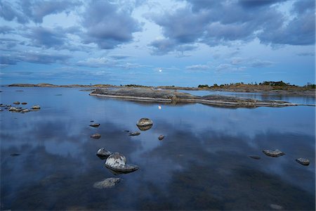 simsearch:6126-08635626,k - Sweden, Stockholm Archipelago, Uppland, Fluttuskaren, Tranquil view of bay at dusk Foto de stock - Royalty Free Premium, Número: 6126-08636441