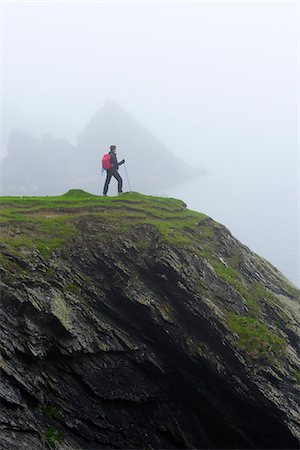 simsearch:6126-09204297,k - United Kingdom, Scotland, Shetland Islands, Senior woman standing on grassy cliff Photographie de stock - Premium Libres de Droits, Code: 6126-08636460