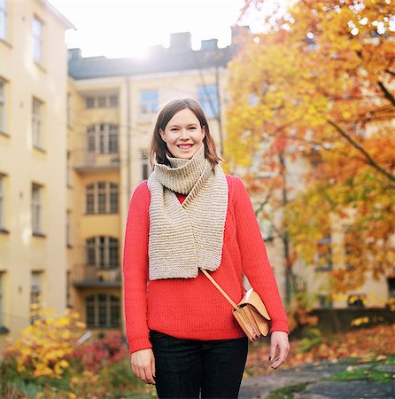 simsearch:6108-06168473,k - Finland, Helsinki, Kallio, Portrait of woman in red sweater Foto de stock - Royalty Free Premium, Número: 6126-08636470