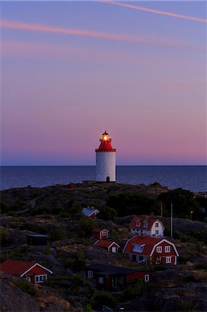 sodermanland - Sweden, Sodermanland, Stockholm archipelago, Oja, Landsort, Illuminated lighthouse on village hill Foto de stock - Sin royalties Premium, Código: 6126-08636403
