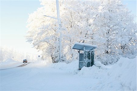 finland winter - Finland, Keski-Suomi, Jyvaskyla, Bus stop on roadside in winter Foto de stock - Sin royalties Premium, Código: 6126-08636542