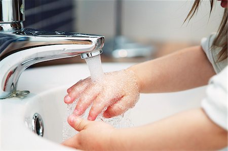 Girl (2-3) washing hands in bathroom Foto de stock - Sin royalties Premium, Código: 6126-08636528