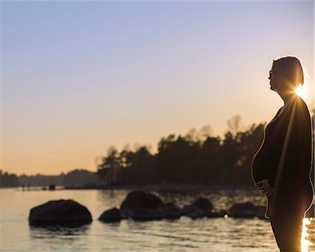 Finland, Uusimaa, Helsinki, Lauttasaari, Pregnant woman looking at sea Stockbilder - Premium RF Lizenzfrei, Bildnummer: 6126-08636752