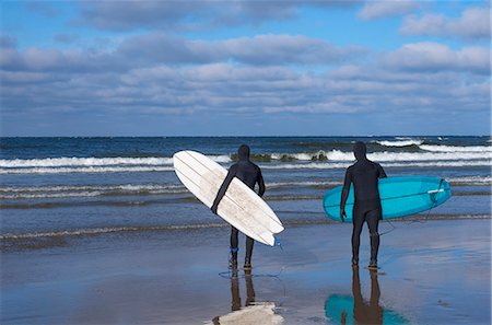 simsearch:6126-08644873,k - Finland, Pohjanmaa, Vexala, Rear view of surfers in wetsuits on beach Foto de stock - Sin royalties Premium, Código: 6126-08636757