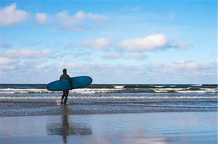 simsearch:6126-08636707,k - Finland, Pohjanmaa, Vexala, Rear view of surfer in wetsuits on beach Foto de stock - Royalty Free Premium, Número: 6126-08636758