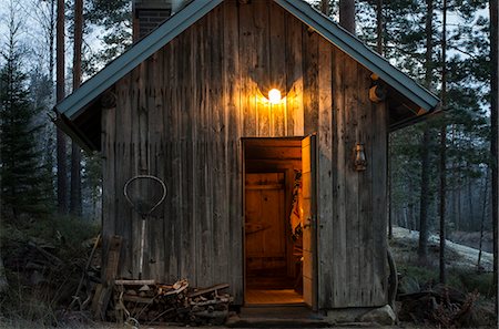 Finland, Pirkanmaa, Ruovesi, Wooden cottage with open doors Foto de stock - Sin royalties Premium, Código: 6126-08636773