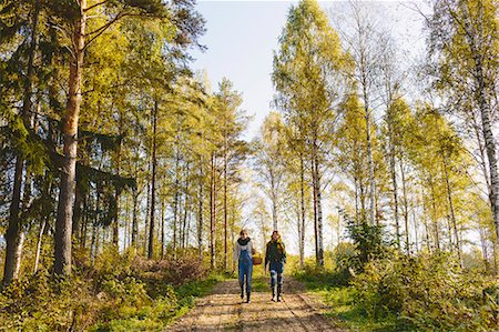 Finland, Etela-Savo, Huttula, Two women walking along dirt road through woodland Photographie de stock - Premium Libres de Droits, Code: 6126-08636720