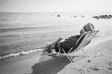 simsearch:6126-08643872,k - Sweden, Gotland, Mature man sitting on deckchair at seashore Photographie de stock - Premium Libres de Droits, Code: 6126-08781184