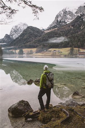 simsearch:6126-09104200,k - Germany, Bavaria, Schonau am Konigsee, Berchtesgarden, Man looking at lake Photographie de stock - Premium Libres de Droits, Code: 6126-08781115