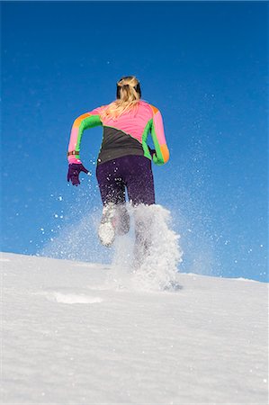 simsearch:6126-08781108,k - Sweden, Medelpad, Sundsvall, Woman running on snowy day Fotografie stock - Premium Royalty-Free, Codice: 6126-08781120