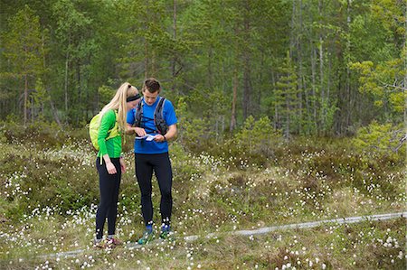 simsearch:6126-08781229,k - Sweden, Vasterbotten, Grossjons Nature Reserve, Man and woman looking at map Photographie de stock - Premium Libres de Droits, Code: 6126-08781225