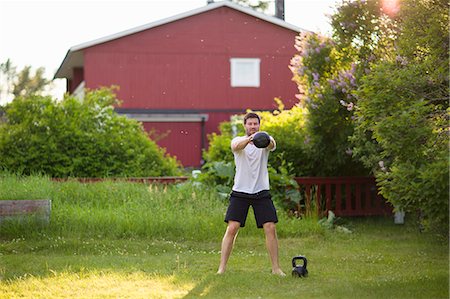 simsearch:6126-08643872,k - Sweden, Norrland, Vasterbotten, Mature man exercising with weights in backyard Photographie de stock - Premium Libres de Droits, Code: 6126-08781237
