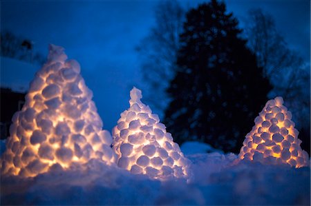 snow ball - Finland, Central Finland, Aanekoski, Heaps of illuminated snowballs at night Foto de stock - Sin royalties Premium, Código: 6126-08781555