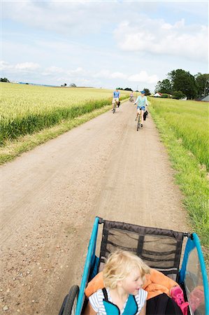 A family cycling Stock Photo - Premium Royalty-Free, Code: 6126-09102348