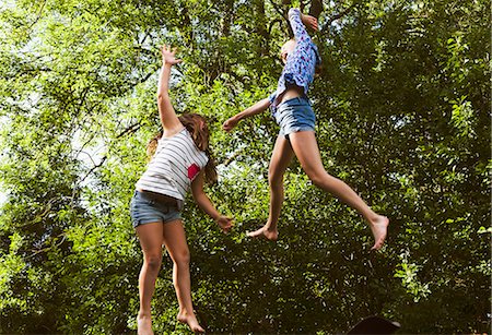 préadolescent - Two girls jumping Photographie de stock - Premium Libres de Droits, Code: 6126-09102465