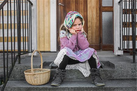 Pensive girl dressed up as Easter witch with Easter basket sitting on steps Photographie de stock - Premium Libres de Droits, Code: 6126-09102547